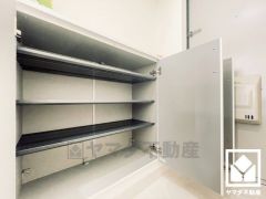 玄関にはシューズボックスを完備。家族の靴もしっかり収納できるので、玄関がいつも片付き、気持ちよくお客様を迎えられます。