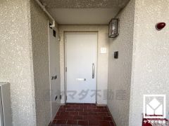 玄関ドアは防犯性の高いダブルロックドアです。