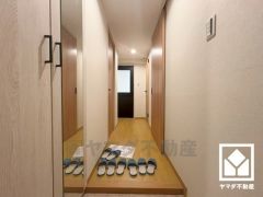 お出かけの前のチェックにも便利な鏡付きです。