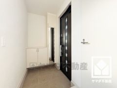 玄関にはシューズボックスを完備。家族の靴もしっかり収納できるので、玄関がいつも片付き、気持ちよくお客様を迎えられます。お出かけの前のチェックにも便利な鏡付きです。