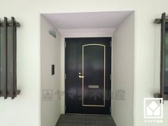 シンプルで洗練された玄関デザイン。帰るたびにホッとできる、心地よい住まいの入り口。