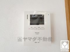 突然の来訪時でも安心なモニター付きインターホンを完備。お留守番中のお子様でも簡単に来訪者の確認ができます。