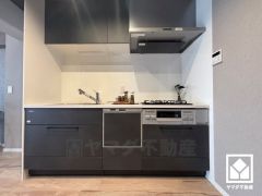 キッチンは空間を有効活用できる壁付けタイプ。換気効率が高くお手入れもしやすいスリム型のレンジフードを完備。スッキリとしたスタイリッシュなデザインも魅力の一つです。