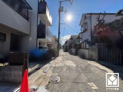 「ファミリーマート尼崎大庄北」まで徒歩5分、「グルメシティ西大島店」まで徒歩10分など、お買い物施設が徒歩圏内に複数あり便利な住環境です。