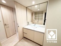収納付きでスッキリお使い頂ける3面鏡の洗面台です。ワイドなカウンターで、忙しい朝でも身支度がしやすく時短になります。