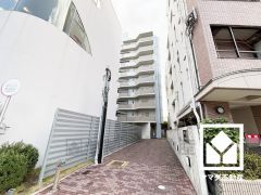 キッチン横には窓がございますので、昼間は手元が明るく、お料理がはかどります。