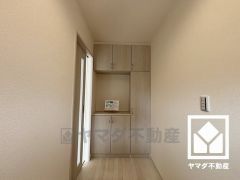 シンプルで洗練された玄関スペース。帰るたびにホッとできる、心地よい住まいの入り口。