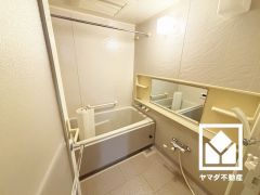 清潔感あふれる空間で、毎日のバスタイムをより快適に。真冬の寒い浴室を暖かく、また雨の日の洗濯物の乾燥にと多用途に活躍する浴室暖房乾燥機付きです。