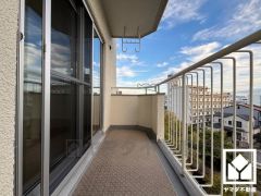 南向き・東向きの2面L型バルコニーで陽当たり、風通し良好。広々としているため、お洗濯物をたっぷりと干す事ができます。