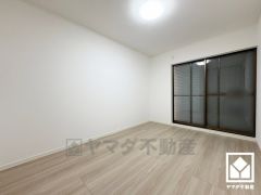 約6帖の1階南側洋室です。全居室フローリングでお掃除ラクラクです。