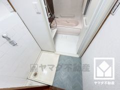 室内洗濯機置場がございますので、天候に左右されず洗濯していただけます。