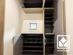 玄関にはシューズボックスを完備。家族の靴もしっかり収納できるので、玄関がいつも片付き、気持ちよくお客様を迎えられます。