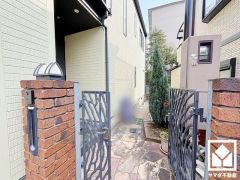 キッチンはカウンター付きの対面式。配膳や片付けがしやすく、お料理中でもお子様の様子が分かって安心です。