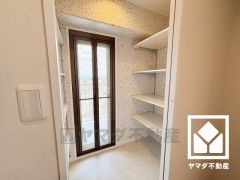 キッチン横にはパントリーがございます。まとめ買いしても心配要らずの収納力です。バルコニーへ繋がる勝手口があるので、換気やゴミ出しなどに便利です。