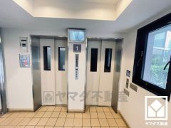 2基のエレベーターを設置し、待ち時間を短縮。快適な住まいへのアクセスをスムーズに。防犯カメラが設置されておりセキュリティにも配慮されています。