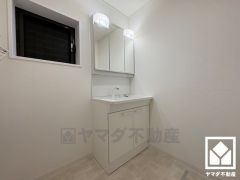 収納付きでスッキリお使い頂ける3面鏡の洗面台です。洗面ボウルが広めなので、忙しい朝でも身支度がしやすく時短になります。