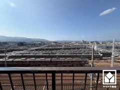 6階建て5階部分で前面に視界を遮る高い建物がなく、開放的な景色が広がります。