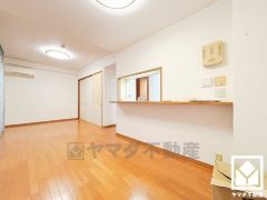 広々15.5帖のLDKが魅力。家族全員がリラックスできる、ゆったりとした快適リビングで温かい団らんの時間を。