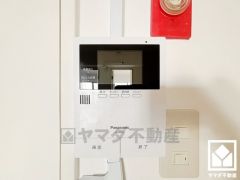 突然の来訪時でも安心なモニター付きインターホンを完備。お留守番中のお子様でも簡単に来訪者の確認ができます。