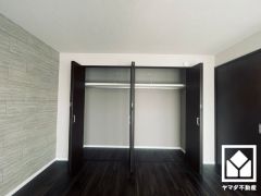 新たに家具を買わなくても良いので、ハンガーパイプ付きのクローゼットは嬉しいですね。