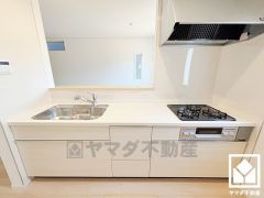 カウンターキッチンなので配膳や片付けがしやすく、お料理中でもお子様の様子が分かって安心です。災害時の非常食や食料品のストックなども保存できる床下収納がございます。