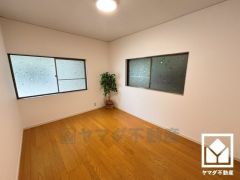 約6帖の西側洋室です。お子様のお部屋などにも丁度良い広さです。