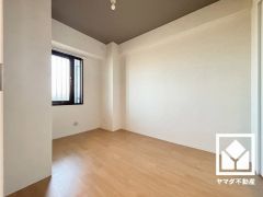柔らかな光が差し込む洋室、快適で落ち着いた住まい。