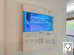 突然の来訪時でも安心なモニター付きインターホンを完備。お留守番中のお子様でも簡単に来訪者の確認ができます。