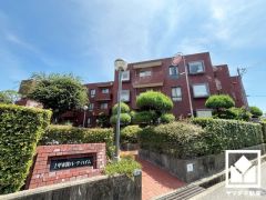 自然と調和するデザインが魅力。四季折々の風景に溶け込む、心地よい住まい。