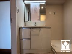 収納付きでスッキリお使い頂ける3面鏡の洗面台です。洗面ボウルが広めなので、忙しい朝でも身支度がしやすく時短になります。