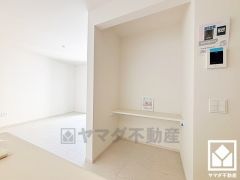 リビングにはカウンターデスク付きの書斎スペースがございます。テレワークスペースやお子様のスタディスペース、ほっとひと息つけるカフェスペースなどとしてもご利用いただけます。