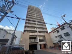 収納豊富でスッキリお使い頂ける洗面台がございます。カウンターが広めなので、忙しい朝でも身支度がしやすく時短になります。