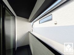 北東向きバルコニーで風通し良好。インナーバルコニーなので急な雨の日も安心ですね。