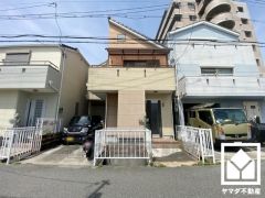 陽光に映える美しい外観。街並みに馴染みながらも、ひときわ目を引く存在感。