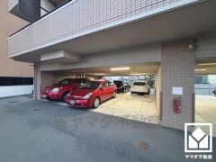 敷地内に駐車場を完備（月額8000円～18000円）。重い荷物や雨の日の移動もスムーズで、快適なカーライフを実現。