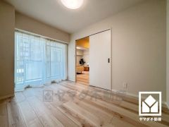 バルコニーにつながるお部屋のため、通風・陽当たり良好。リビングに隣接する続き間で、一体利用も可能です。