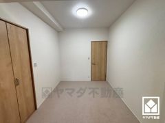 約5.8帖の洋室。お子様のお部屋などにも丁度良い広さです。