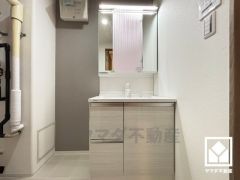 収納付きでスッキリお使い頂ける洗面台です。洗面ボウルが広めなので、忙しい朝でも身支度がしやすく時短になります。