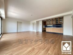 広々25.7帖のLDKが魅力。家族全員がリラックスできる、ゆったりとした快適リビングで温かい団らんの時間を。