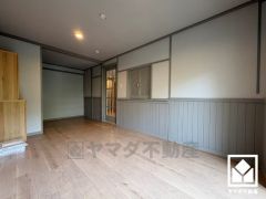 全居室にクローゼットがございますので、お部屋の広さを最大限に活用できます。リビングと室内窓やガラスドアで繋がるデザイン性の高い開放的な洋室で、リラックスしたひとときを過ごせます。