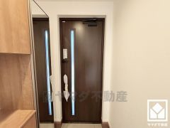 ドアのスリット窓から光が差し込み、外出時にも帰宅時にも、明るい気持ちになれる玄関です。