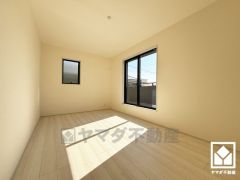 約7.5帖の洋室です。バルコニーにつながるお部屋で、通風・陽当たり良好。