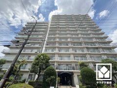 陽光に映える美しい外観。街並みに馴染みながらも、ひときわ目を引く存在感。