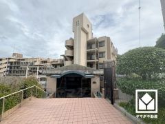 広々とした明るいエントランス。綺麗に整備されており、帰宅時や来客時にも気持ちの良い空間です。