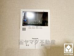 突然の来訪時でも安心なモニター付きインターホンを完備。お留守番中のお子様でも簡単に来訪者の確認ができます。