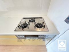 家族のごはん作りがはかどる。同時調理ができる3口コンロ付き。