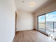 大きな窓からは明るい光が降り注ぎます。柔らかな光が差し込むお部屋で、快適で落ち着いた生活をお送りいただけます。