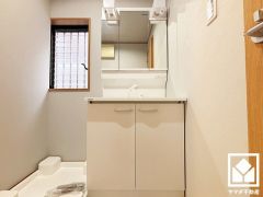 収納付きでスッキリお使い頂ける3面鏡の洗面台です。洗面ボウルが広めなので、忙しい朝でも身支度がしやすく時短になります。