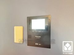 突然の来訪時でも安心なモニター付きインターホンを完備。お留守番中のお子様でも簡単に来訪者の確認ができます。