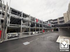 屋外機械式駐車場もございます。敷地内駐車場は計61台（戸数に対する割合80％）。車でのお出かけが多い方にもお勧めの、利便性の高いマンション。